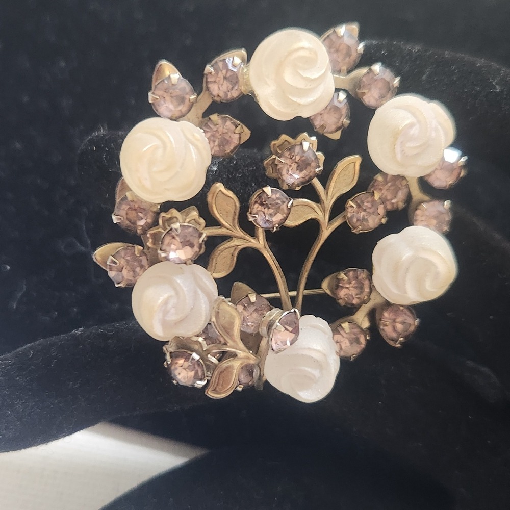 Vintage Gold‎ Tone Wreath Brooch White Carved Roses pink Rhinestones Floral